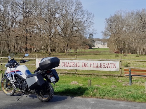 moto de vant le chateau de Villesavin