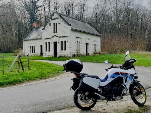 moto devant un chateau